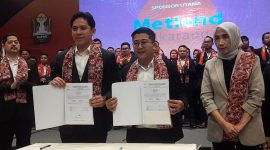 Ketua Umum BPC HIPMI Kabupaten Bekasi, Alvin Ramsan (kanan), bersama Ketua Umum BPD HIPMI Jawa Barat, Radityo Egi Pratama (kiri), menunjukkan dokumen usai penandatanganan kerja sama strategis dalam acara Pelantikan Pengurus BPC HIPMI Kabupaten Bekasi Masa Bakti 2025–2028 di Hotel Swiss-Belinn Jababeka, Cikarang Utara, Minggu (9/11/2025).
Turut hadir Asisten Daerah (Asda) II Setda Kabupaten Bekasi, Ani Gustini, yang mewakili Bupati Bekasi.