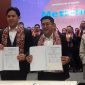 Ketua Umum BPC HIPMI Kabupaten Bekasi, Alvin Ramsan (kanan), bersama Ketua Umum BPD HIPMI Jawa Barat, Radityo Egi Pratama (kiri), menunjukkan dokumen usai penandatanganan kerja sama strategis dalam acara Pelantikan Pengurus BPC HIPMI Kabupaten Bekasi Masa Bakti 2025–2028 di Hotel Swiss-Belinn Jababeka, Cikarang Utara, Minggu (9/11/2025).
Turut hadir Asisten Daerah (Asda) II Setda Kabupaten Bekasi, Ani Gustini, yang mewakili Bupati Bekasi.