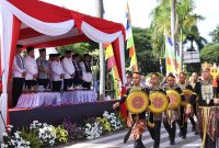Para pejabat Kabupaten Bekasi menyaksikan secara khidmat Helaran Budaya yang ditampilkan dalam Pawai Ta’aruf pembukaan MTQH ke-57 di area Tugu Golok menuju Gedung Swatantra Wibawa Mukti, Senin (17/11/2025). Tampak pasukan seni tradisional membawa perisai dan atribut budaya sebagai simbol kekayaan warisan budaya Bekasi.