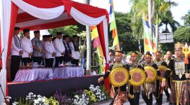 Para pejabat Kabupaten Bekasi menyaksikan secara khidmat Helaran Budaya yang ditampilkan dalam Pawai Ta’aruf pembukaan MTQH ke-57 di area Tugu Golok menuju Gedung Swatantra Wibawa Mukti, Senin (17/11/2025). Tampak pasukan seni tradisional membawa perisai dan atribut budaya sebagai simbol kekayaan warisan budaya Bekasi.