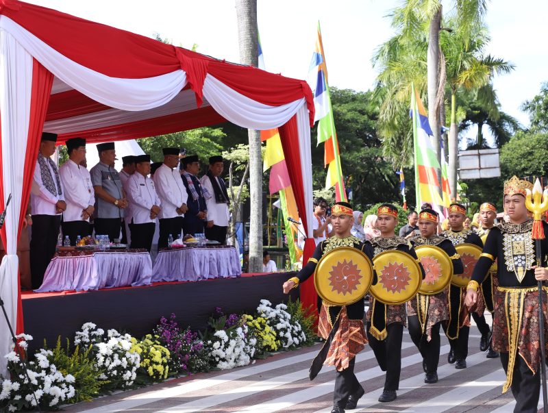 Para pejabat Kabupaten Bekasi menyaksikan secara khidmat Helaran Budaya yang ditampilkan dalam Pawai Ta’aruf pembukaan MTQH ke-57 di area Tugu Golok menuju Gedung Swatantra Wibawa Mukti, Senin (17/11/2025). Tampak pasukan seni tradisional membawa perisai dan atribut budaya sebagai simbol kekayaan warisan budaya Bekasi.