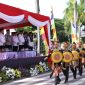 Para pejabat Kabupaten Bekasi menyaksikan secara khidmat Helaran Budaya yang ditampilkan dalam Pawai Ta’aruf pembukaan MTQH ke-57 di area Tugu Golok menuju Gedung Swatantra Wibawa Mukti, Senin (17/11/2025). Tampak pasukan seni tradisional membawa perisai dan atribut budaya sebagai simbol kekayaan warisan budaya Bekasi.