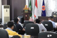 Pj. Sekretaris Daerah Kabupaten Bekasi, Ida Farida, saat memberikan sambutan sekaligus membuka kegiatan Sosialisasi Permagangan Lulusan Perguruan Tinggi bagi Industri yang digelar di Aula BPBD Kabupaten Bekasi, Cikarang Pusat, Senin (3/11/2025).