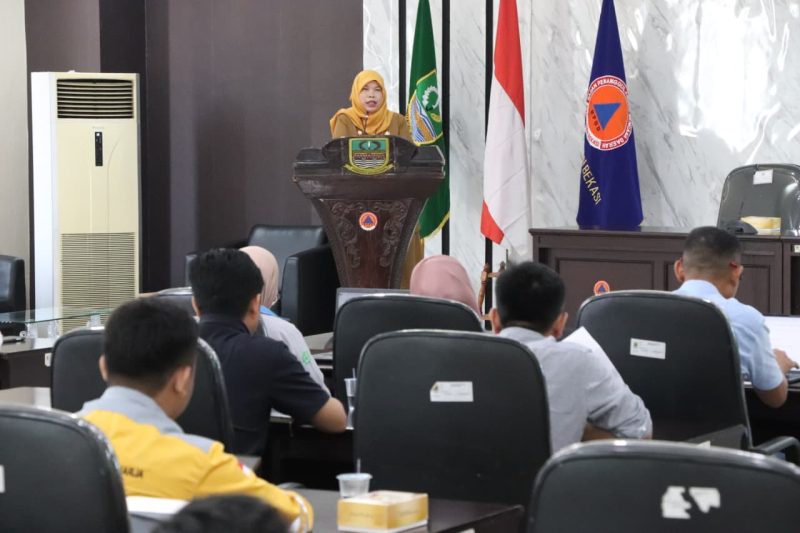 Pj. Sekretaris Daerah Kabupaten Bekasi, Ida Farida, saat memberikan sambutan sekaligus membuka kegiatan Sosialisasi Permagangan Lulusan Perguruan Tinggi bagi Industri yang digelar di Aula BPBD Kabupaten Bekasi, Cikarang Pusat, Senin (3/11/2025).