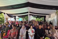 Anggota DPRD Kota Bekasi dari Fraksi PSI, Tanti Herawati, berinteraksi hangat dengan warga dalam kegiatan Reses III Tahun 2025 di Bekasi Timur.