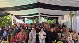 Anggota DPRD Kota Bekasi dari Fraksi PSI, Tanti Herawati, berinteraksi hangat dengan warga dalam kegiatan Reses III Tahun 2025 di Bekasi Timur.