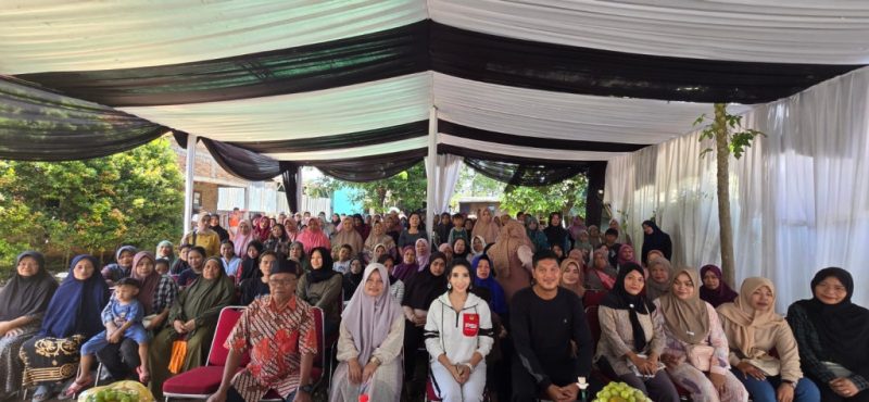 Anggota DPRD Kota Bekasi dari Fraksi PSI, Tanti Herawati, berinteraksi hangat dengan warga dalam kegiatan Reses III Tahun 2025 di Bekasi Timur.