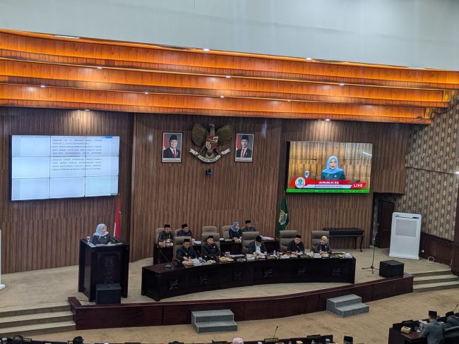 Rapat Paripurna DPRD Kota Bekasi dalam rangka penyampaian laporan hasil Reses Ketiga Tahun 2025 di Gedung DPRD Kota Bekasi.