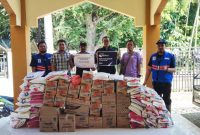 Sejumlah perwakilan XLSMART dan mitra kolaborasi menyerahkan paket bantuan darurat berupa sembako dan kebutuhan dasar bagi korban banjir di Aceh sebagai bagian dari program XLSMART Peduli Bencana Sumatera