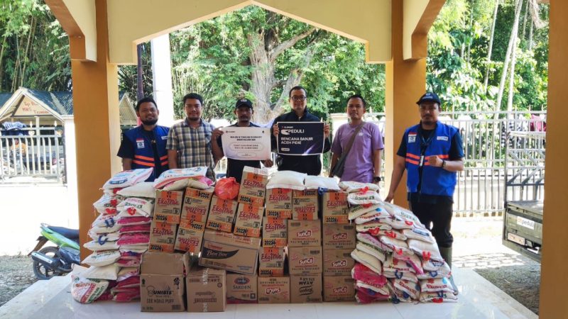 Sejumlah perwakilan XLSMART dan mitra kolaborasi menyerahkan paket bantuan darurat berupa sembako dan kebutuhan dasar bagi korban banjir di Aceh sebagai bagian dari program XLSMART Peduli Bencana Sumatera