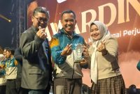 Lanin Alawin (tengah) menerima penghargaan sebagai Pendamping UKM Terbaik perwakilan Kabupaten Bekasi tingkat Provinsi Jawa Barat dalam Program Pendampingan UMKM Naik Kelas Diskuk Jawa Barat 2025 pada ajang Jabar Rise Expo 2025 di Cornerstone Auditorium Bandung.