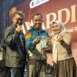 Lanin Alawin (tengah) menerima penghargaan sebagai Pendamping UKM Terbaik perwakilan Kabupaten Bekasi tingkat Provinsi Jawa Barat dalam Program Pendampingan UMKM Naik Kelas Diskuk Jawa Barat 2025 pada ajang Jabar Rise Expo 2025 di Cornerstone Auditorium Bandung.