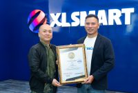 Direktur & Chief Strategy & Home Business Officer XLSMART Feiruz Ikhwan (kanan) menerima penghargaan Customer Journey Experience Award 2025 kategori Enjoying Internet Service Provider (Conventional) yang diraih XL SATU, sebagai pengakuan atas kualitas pengalaman pelanggan layanan fixed broadband XLSMART.
