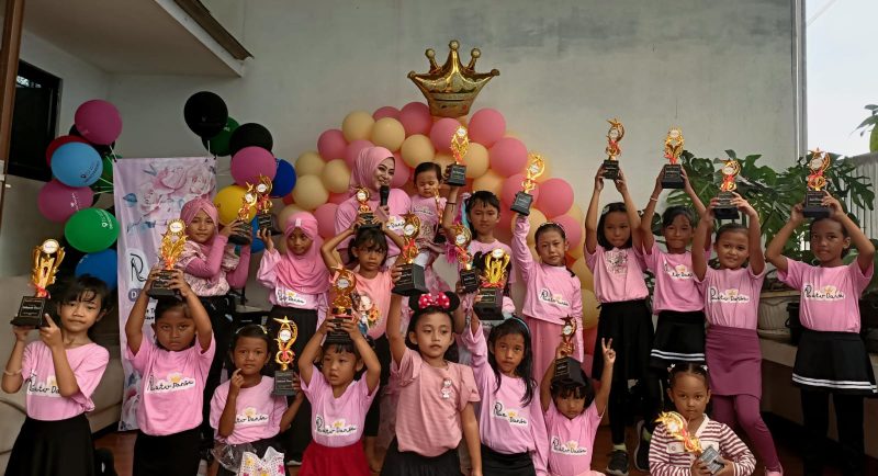 Puluhan peserta Holiday Dance Event Ratu Dansa berpose bersama sambil menunjukkan trofi Ratu Dansa Dancer Award 2025 usai mengikuti kelas Tari Kipas ala Latin (Flamenco Dance) di Perumahan Puri Lestari, Kabupaten Bekasi, Selasa (24/12/2025). Acara ini menjadi wadah pengembangan kreativitas anak-anak dalam mengisi liburan sekolah dengan kegiatan seni yang positif dan edukatif.