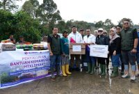 Perwakilan PT XLSMART Telecom Sejahtera Tbk bersama Majelis Ta’lim XLSMART (MTXLSMART) dan relawan berfoto bersama usai menyalurkan bantuan kemanusiaan bagi korban banjir dan longsor di Aceh Tamiang, Desember 2025. Bantuan berupa kebutuhan pokok dan logistik darurat diserahkan langsung kepada warga terdampak sebagai bentuk kepedulian dan solidaritas karyawan XLSMART terhadap masyarakat di wilayah bencana.