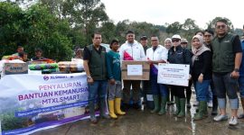 Perwakilan PT XLSMART Telecom Sejahtera Tbk bersama Majelis Ta’lim XLSMART (MTXLSMART) dan relawan berfoto bersama usai menyalurkan bantuan kemanusiaan bagi korban banjir dan longsor di Aceh Tamiang, Desember 2025. Bantuan berupa kebutuhan pokok dan logistik darurat diserahkan langsung kepada warga terdampak sebagai bentuk kepedulian dan solidaritas karyawan XLSMART terhadap masyarakat di wilayah bencana.