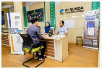 Suasana pelayanan pelanggan Perumda Tirta Bhagasasi di Mal Pelayanan Publik Kabupaten Bekasi yang memberikan kemudahan pengurusan layanan air minum.
