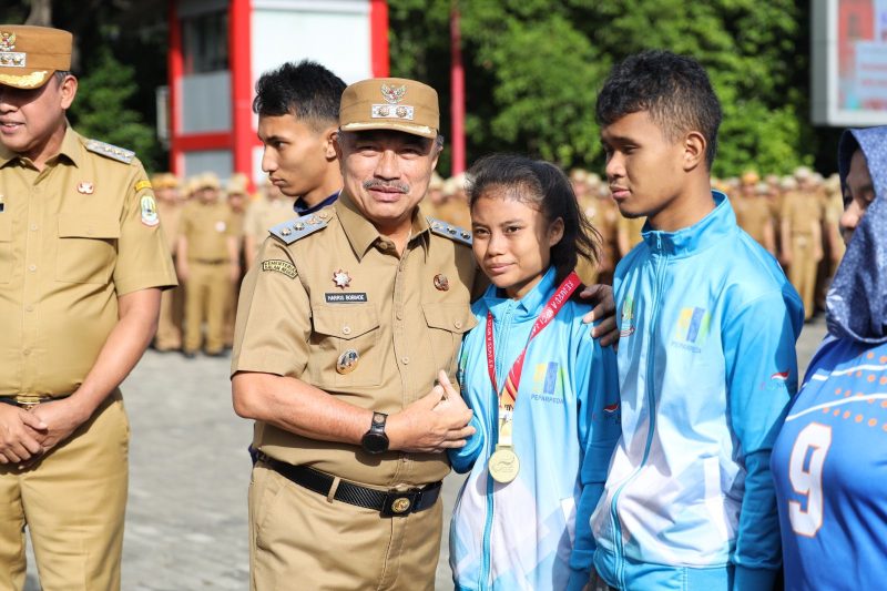 Wakil Walikota Bekasi Harris Bobihoe memberikan apresiasi kepada atlet NPCI Kota Bekasi peraih prestasi pada Kejuaraan Daerah Tingkat Provinsi Jawa Barat Tahun 2025, usai memimpin apel pagi ASN di lingkungan Pemerintah Kota Bekasi, Senin (15/12/2025).