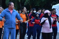 Wali Kota Bekasi Tri Adhianto bersama pelajar SMA se-Kota Bekasi mengikuti kegiatan senam dan edukasi lingkungan dalam acara Harmoni Alam Bekasi di Hutan Kota Patriot Bina Bangsa, Selasa (16/12/2025).