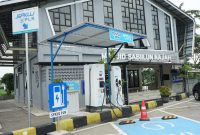Fasilitas Stasiun Pengisian Kendaraan Listrik Umum (SPKLU) di Travoy Rest Jasa Marga yang disiagakan PT JMRB untuk melayani pengguna kendaraan listrik selama Libur Natal 2025 dan Tahun Baru 2026.
