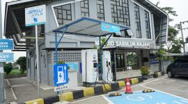Fasilitas Stasiun Pengisian Kendaraan Listrik Umum (SPKLU) di Travoy Rest Jasa Marga yang disiagakan PT JMRB untuk melayani pengguna kendaraan listrik selama Libur Natal 2025 dan Tahun Baru 2026.