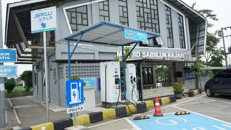 Fasilitas Stasiun Pengisian Kendaraan Listrik Umum (SPKLU) di Travoy Rest Jasa Marga yang disiagakan PT JMRB untuk melayani pengguna kendaraan listrik selama Libur Natal 2025 dan Tahun Baru 2026.