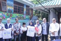 Penyerahan bantuan sosial PNM Peduli kepada anak-anak dan warga penerima manfaat di Sekolah Alam Tunas Mulia, Kelurahan Sumur Batu, Bantar Gebang.