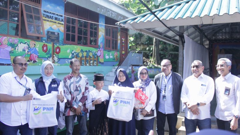 Penyerahan bantuan sosial PNM Peduli kepada anak-anak dan warga penerima manfaat di Sekolah Alam Tunas Mulia, Kelurahan Sumur Batu, Bantar Gebang.