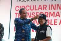 Wali Kota Bekasi Tri Adhianto meresmikan dan meninjau langsung sentra UMKM binaan Dekranasda Kota Bekasi di Rest Area KM 6B Tol Jakarta–Cikampek, Rabu (17/12/2025), sebagai upaya memperluas pasar produk lokal dan mendorong UMKM naik kelas.