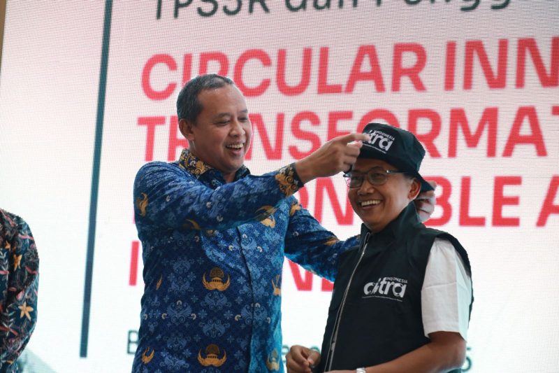 Wali Kota Bekasi Tri Adhianto meresmikan dan meninjau langsung sentra UMKM binaan Dekranasda Kota Bekasi di Rest Area KM 6B Tol Jakarta–Cikampek, Rabu (17/12/2025), sebagai upaya memperluas pasar produk lokal dan mendorong UMKM naik kelas.