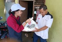 Relawan Artha Graha Peduli menyerahkan paket sembako bersubsidi kepada warga dalam kegiatan Pasar Murah AGP 2025 di wilayah kerja Bank Artha Graha Internasional (BAGI) KCP Ujung Menteng, Jakarta, Rabu (17/12/2025).