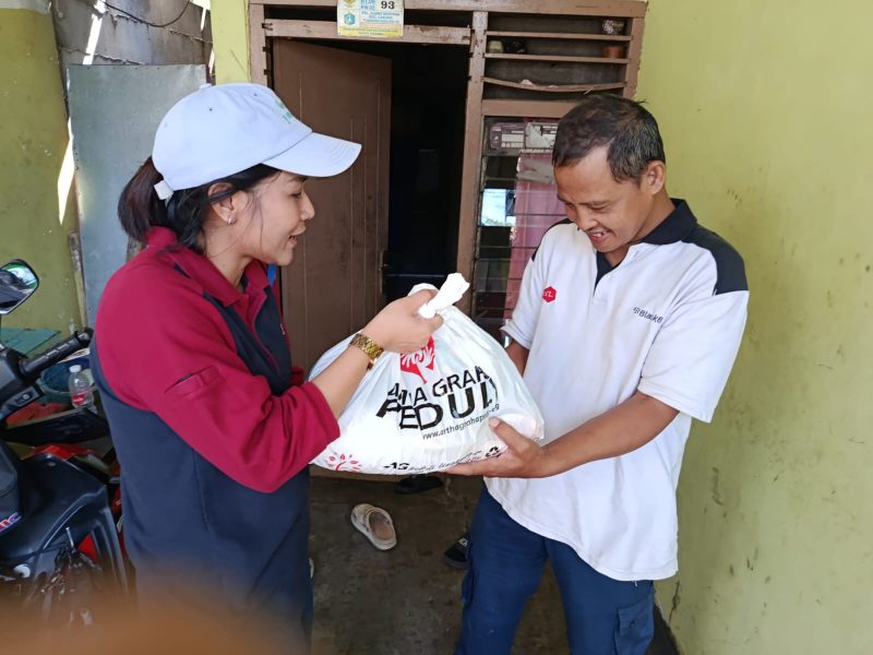 Relawan Artha Graha Peduli menyerahkan paket sembako bersubsidi kepada warga dalam kegiatan Pasar Murah AGP 2025 di wilayah kerja Bank Artha Graha Internasional (BAGI) KCP Ujung Menteng, Jakarta, Rabu (17/12/2025).