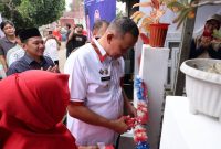 Wali Kota Bekasi Tri Adhianto meresmikan Rumah Tidak Layak Huni (Rutilahu) milik warga Cimuning, Kecamatan Mustika Jaya, Jumat (26/12/2025).