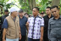 Plt Bupati Bekasi dr. Asep Surya Atmaja meninjau lokasi TPS liar di Kelurahan Kebalen, Kecamatan Babelan, Kabupaten Bekasi, Minggu (28/12/2025).