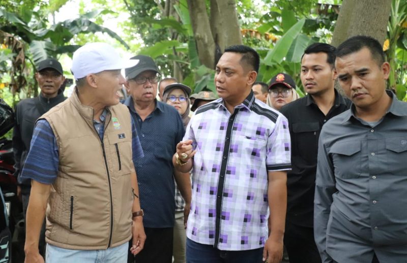 Plt Bupati Bekasi dr. Asep Surya Atmaja meninjau lokasi TPS liar di Kelurahan Kebalen, Kecamatan Babelan, Kabupaten Bekasi, Minggu (28/12/2025).