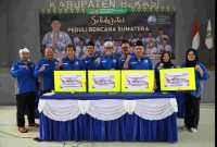 Pengurus PGRI Kabupaten Bekasi bersama jajaran PGRI pusat dan daerah mengikuti kegiatan penyaluran bantuan Peduli Sumatera secara luring dan daring di Gedung PGRI Kabupaten Bekasi.