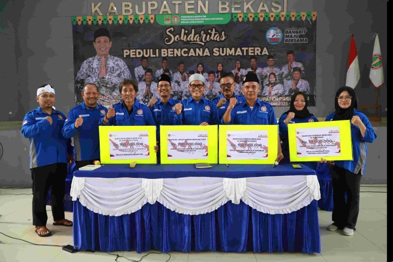 Pengurus PGRI Kabupaten Bekasi bersama jajaran PGRI pusat dan daerah mengikuti kegiatan penyaluran bantuan Peduli Sumatera secara luring dan daring di Gedung PGRI Kabupaten Bekasi.