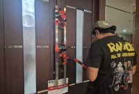 Garis penyegelan KPK terpasang di pintu ruang kerja Bupati Bekasi sebagai bagian dari operasi senyap penyidikan, Kamis malam (18/12/2025).
