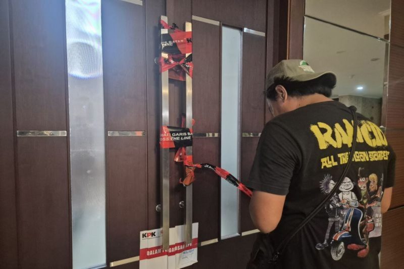 Garis penyegelan KPK terpasang di pintu ruang kerja Bupati Bekasi sebagai bagian dari operasi senyap penyidikan, Kamis malam (18/12/2025).
