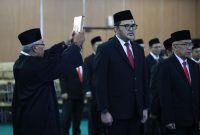 Sekretaris Daerah Kota Bekasi, Junaedi, mewakili Wali Kota Bekasi saat melantik dan mengambil sumpah jabatan pejabat di lingkungan Badan Perencanaan Pembangunan, Riset dan Inovasi Daerah (Bapperida) Pemerintah Kota Bekasi di Aula Nonon Sonthanie, Rabu (31/12/2025).