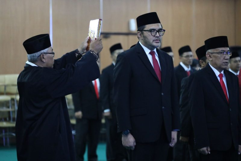 Sekretaris Daerah Kota Bekasi, Junaedi, mewakili Wali Kota Bekasi saat melantik dan mengambil sumpah jabatan pejabat di lingkungan Badan Perencanaan Pembangunan, Riset dan Inovasi Daerah (Bapperida) Pemerintah Kota Bekasi di Aula Nonon Sonthanie, Rabu (31/12/2025).