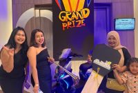 Pemenang Grand Prize sepeda listrik berpose bersama panitia saat malam perayaan New Year’s Eve 2026 “Gatsby & Glamour Party” di Ayola Hotel Lippo Cikarang, Selasa (31/12/2025). Hadiah utama ini menjadi salah satu daya tarik utama dalam rangkaian penutupan tahun 2025 yang berlangsung meriah dan penuh kemewahan.