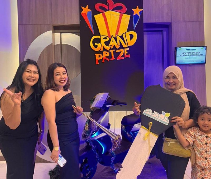 Pemenang Grand Prize sepeda listrik berpose bersama panitia saat malam perayaan New Year’s Eve 2026 “Gatsby & Glamour Party” di Ayola Hotel Lippo Cikarang, Selasa (31/12/2025). Hadiah utama ini menjadi salah satu daya tarik utama dalam rangkaian penutupan tahun 2025 yang berlangsung meriah dan penuh kemewahan.