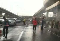Petugas PT Jasamarga Transjawa Tol bersama Kepolisian dan instansi terkait melakukan penanganan dan pengaturan lalu lintas di lokasi insiden kebakaran KM 06+400 A Ruas Tol Jakarta–Cikampek arah Cikampek, Senin (5/1/2026), guna memastikan keselamatan pengguna jalan dan kelancaran arus lalu lintas.