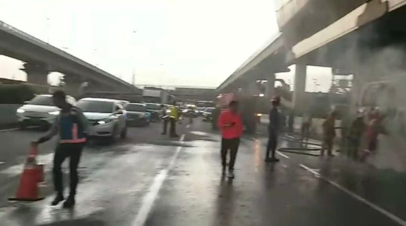 Petugas PT Jasamarga Transjawa Tol bersama Kepolisian dan instansi terkait melakukan penanganan dan pengaturan lalu lintas di lokasi insiden kebakaran KM 06+400 A Ruas Tol Jakarta–Cikampek arah Cikampek, Senin (5/1/2026), guna memastikan keselamatan pengguna jalan dan kelancaran arus lalu lintas.