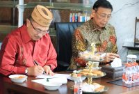 Wakil Wali Kota Bekasi Abdul Harris Bobihoe (kiri) saat menghadiri dan mengikuti rangkaian Musyawarah Besar IX LAMAHU yang digelar di Jakarta.