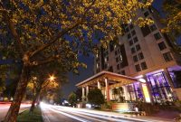 Tampak eksterior Harper Cikarang pada malam hari dengan pencahayaan modern dan suasana yang nyaman, menjadikan hotel ini pilihan ideal untuk menginap dan menikmati pengalaman kuliner di kawasan Cikarang.