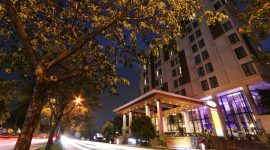 Tampak eksterior Harper Cikarang pada malam hari dengan pencahayaan modern dan suasana yang nyaman, menjadikan hotel ini pilihan ideal untuk menginap dan menikmati pengalaman kuliner di kawasan Cikarang.