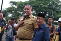 Wali Kota Bekasi menyampaikan sambutan kepada warga saat kegiatan di ruang terbuka, didampingi tokoh masyarakat setempat, sebagai bagian dari upaya mempererat komunikasi dan kedekatan pemerintah dengan masyarakat.