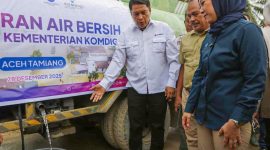 Menteri Komunikasi dan Digital RI Meutya Viada Hafid bersama jajaran XLSMART meninjau infrastruktur Base Transceiver Station (BTS) di wilayah terdampak banjir Aceh Tamiang, Minggu (28/12/2025), sebagai bagian dari percepatan pemulihan jaringan telekomunikasi pascabencana.